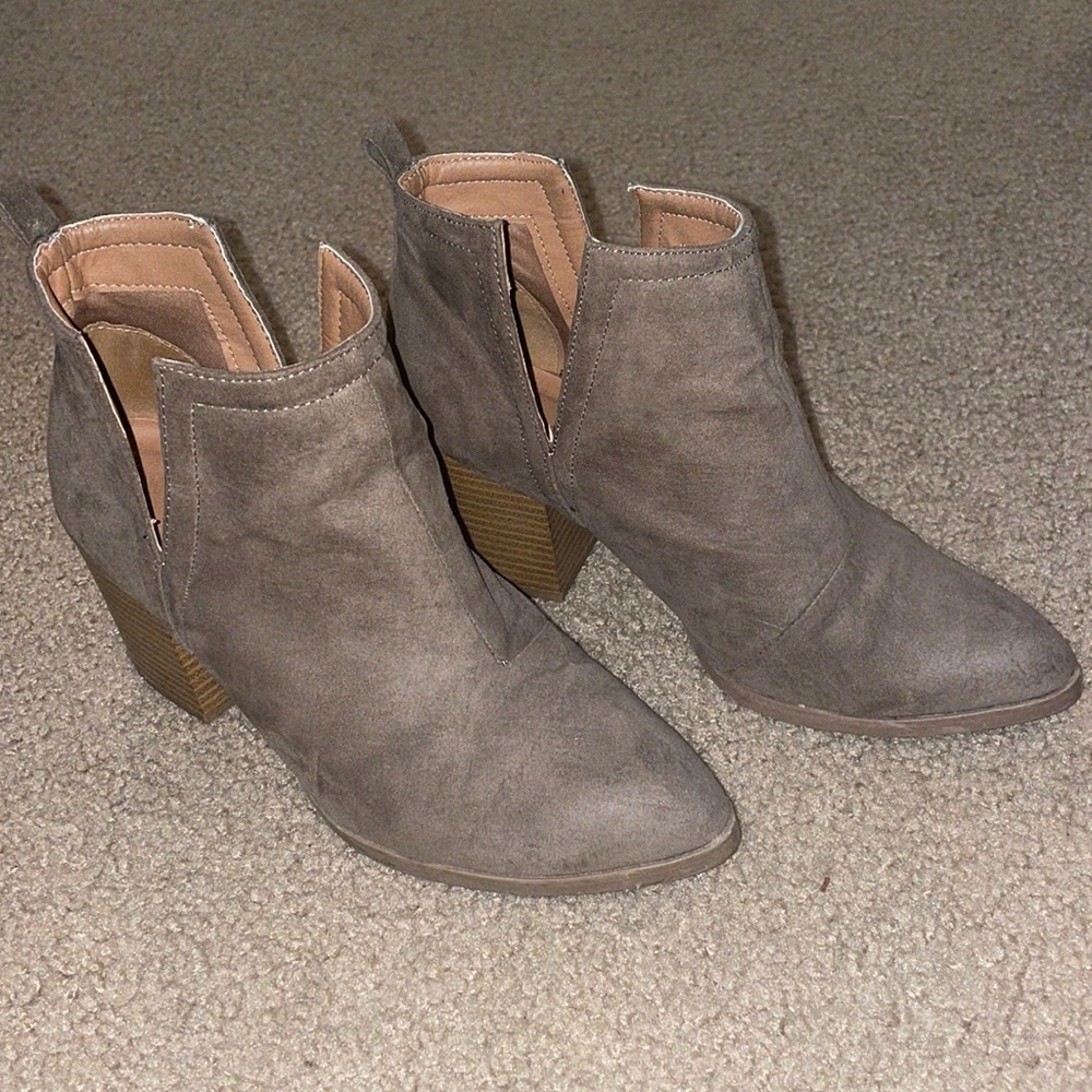 Suede tan booties. Brand: Qupid.